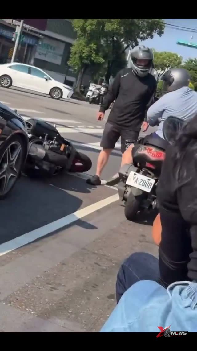 影／加倍奉還！中壢2騎士疑行車糾紛上演回合制格鬥　男先打4拳「反被連轟8拳」擋風鏡噴飛