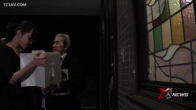 寡妇脱下丧服，压抑不住汹涌性欲