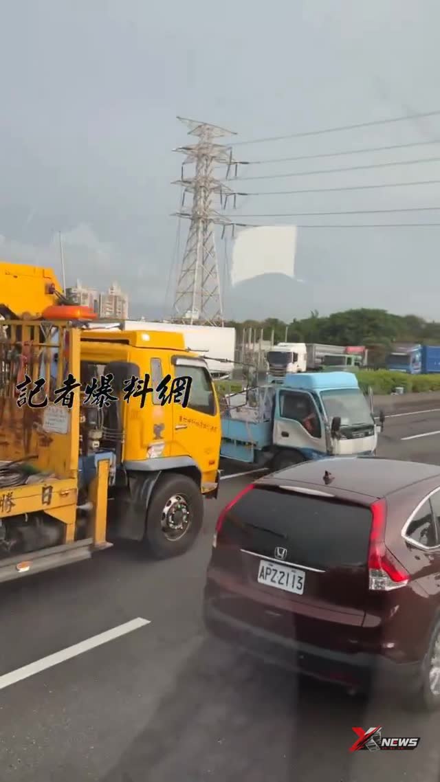 國1彰化拖板車翻覆 鋼板散落南下僅中線通車