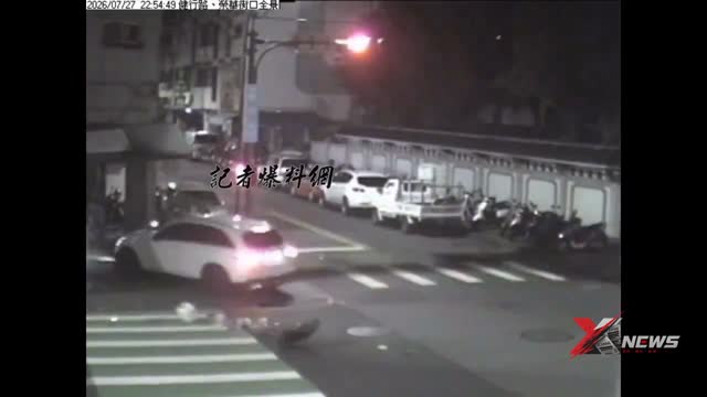 台中健行路口車禍：轎車衝騎樓毀6機車