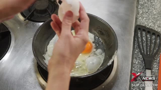 阿姨给儿子性教育，却被女友掌控