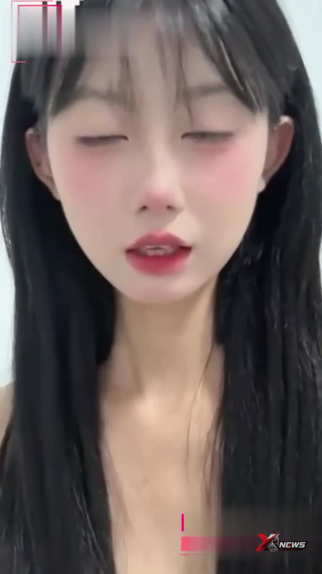 清纯嫩妹浴室激战，嫩穴紧到发抖