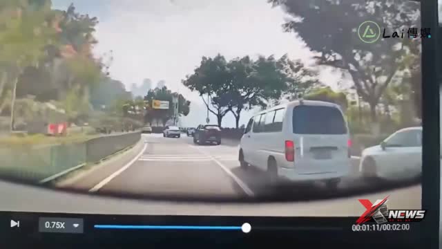 SUV撞隧道卡半空！後方拍下飛天過程
