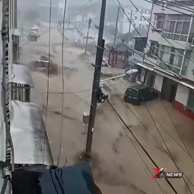 湖北秭归暴雨成灾，三峡库首变汪洋