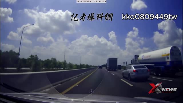 國1嘉義驚險！轎車閃身穿越車道 遭後車撞擊
