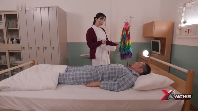 笨手护士认错，口交无法消退勃起，只好插入